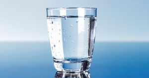 constipatie bij uitdroging glas water