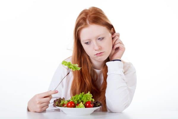 Verandering in eetlust meisje salade eten