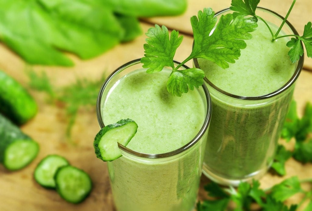Een groen detox juice met een komkommer die heel special gemaakt is om je lichaam detox te geven.