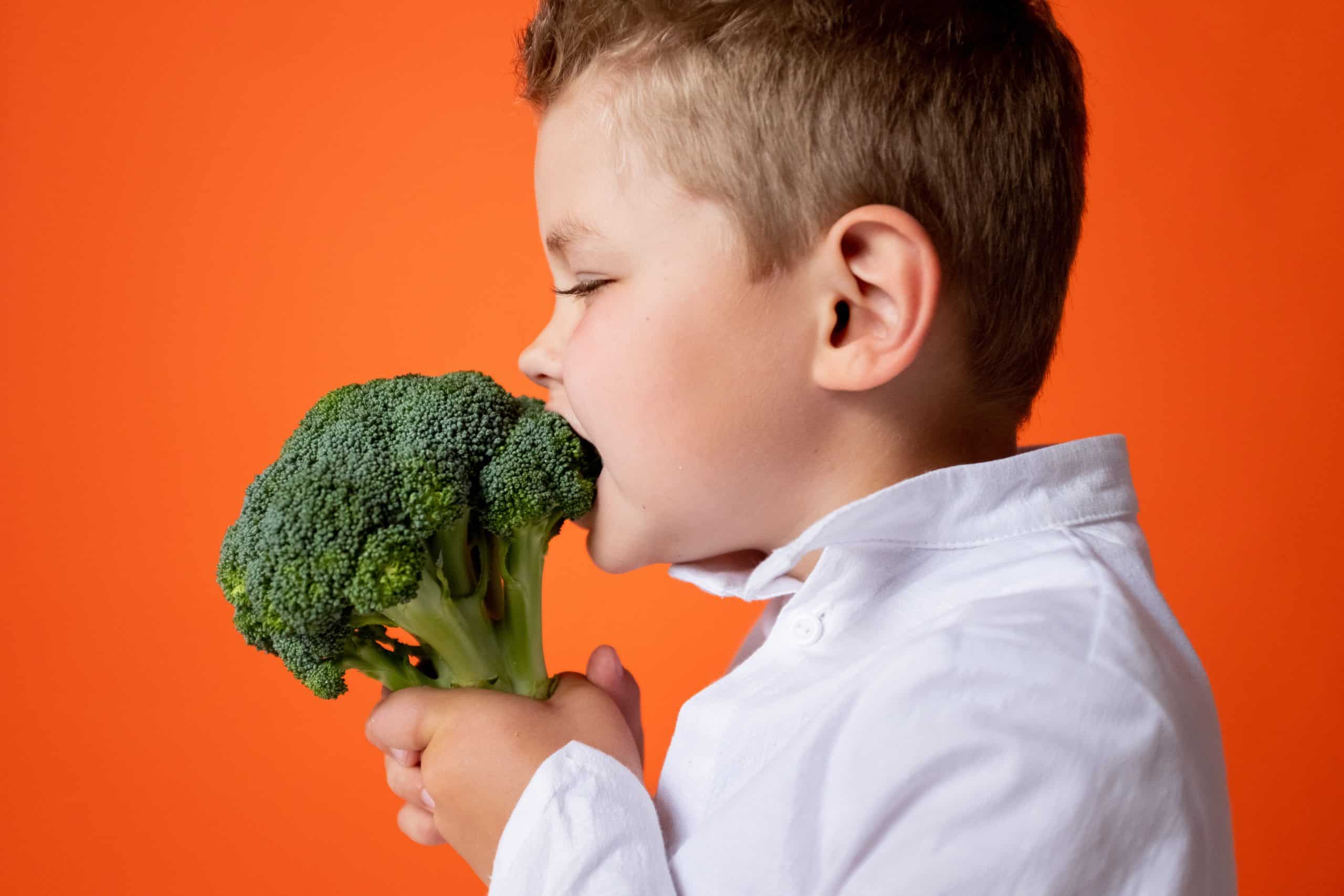 jongen eet broccoli groente green juice