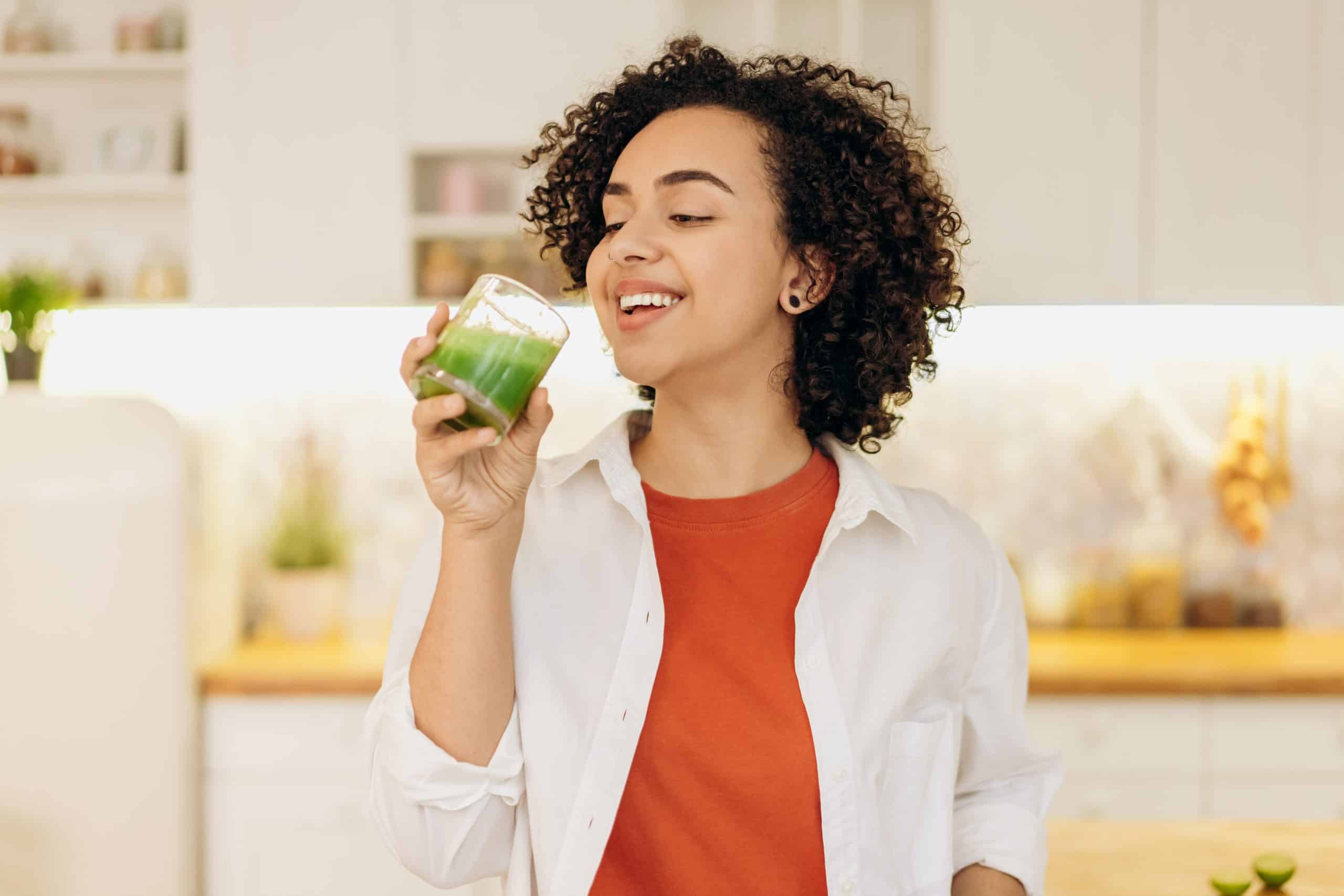 vrouw drinkt green juice sap