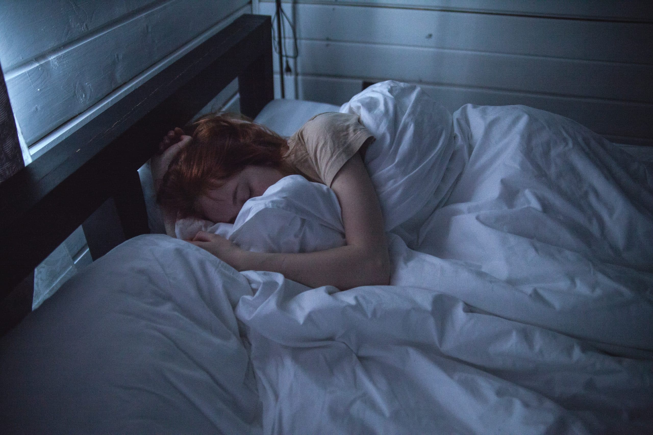 persoon in bed slaapkwaliteit slapen