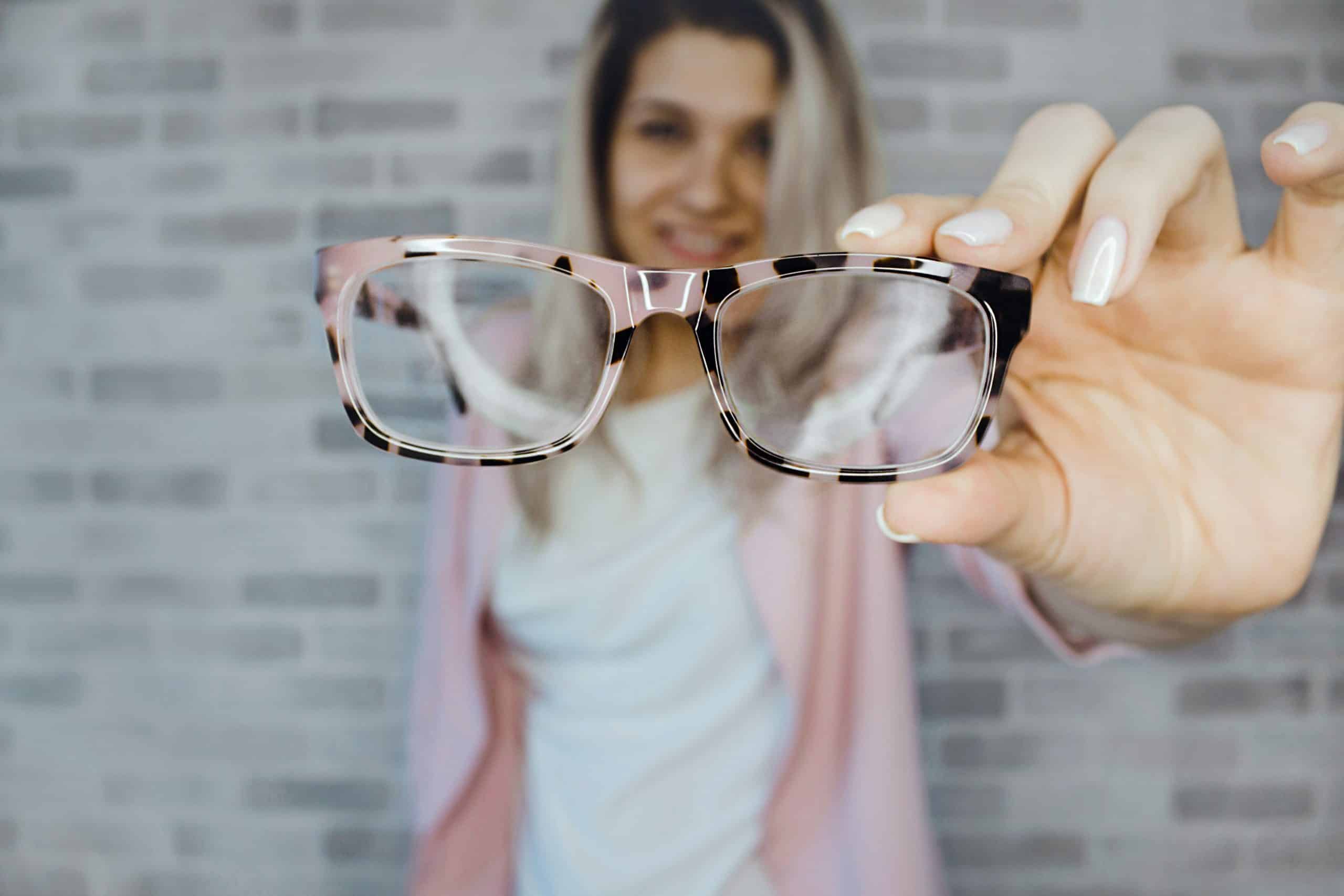 vrouw met bril ooggezondheid supplement