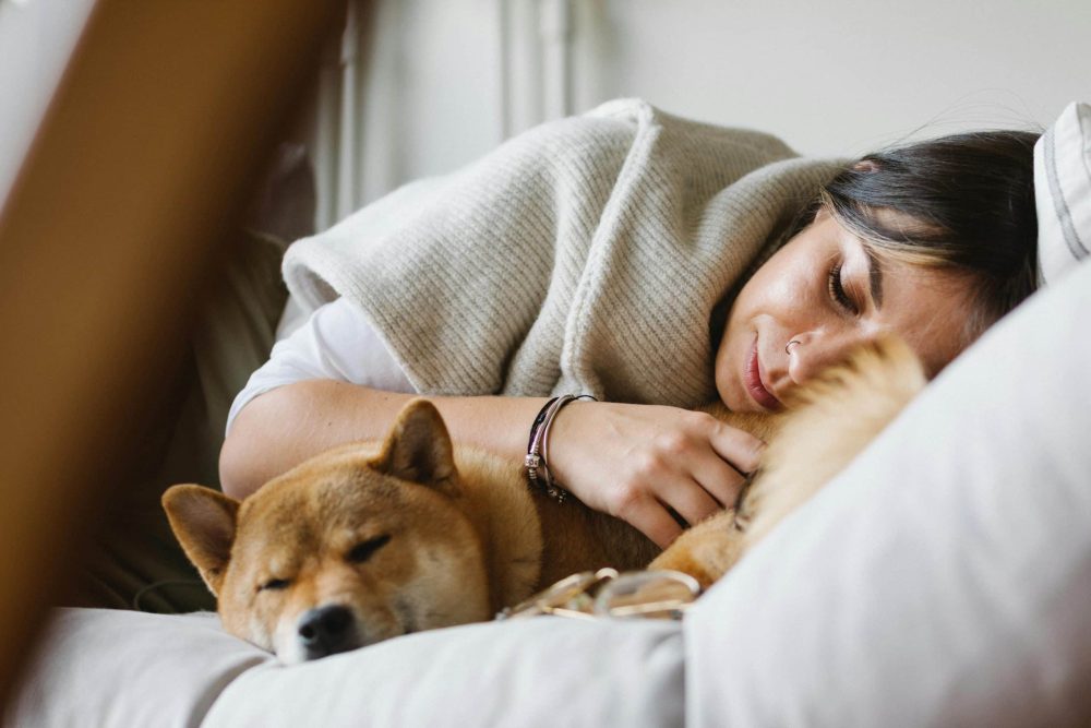 Vrouw slaapt met hond