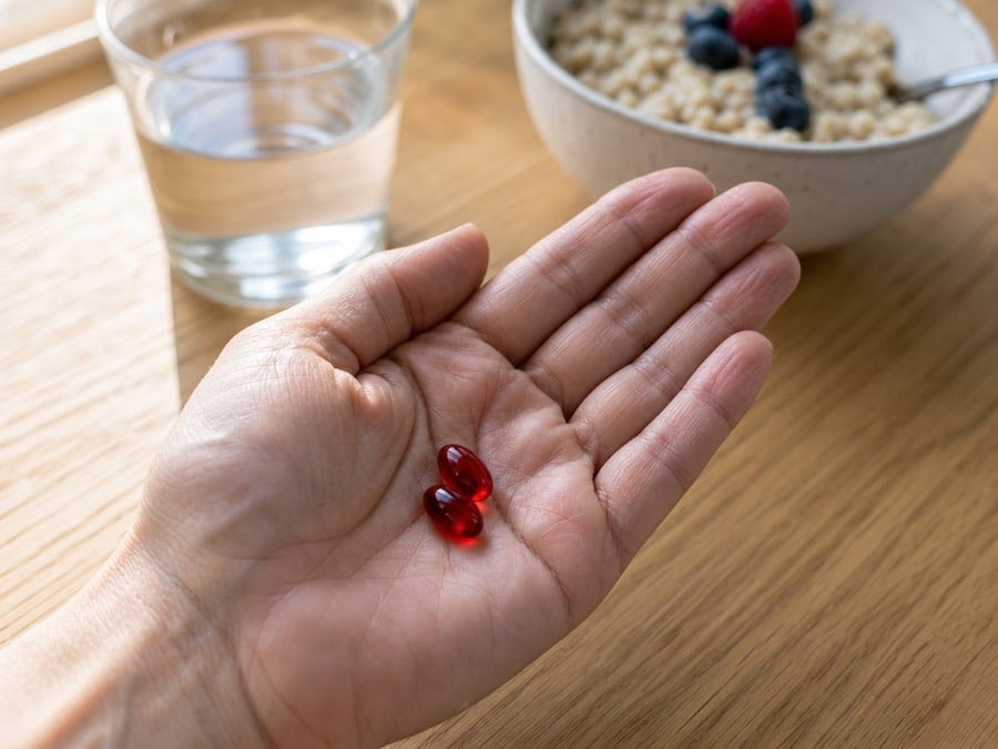 Twee softgels bij het ontbijt