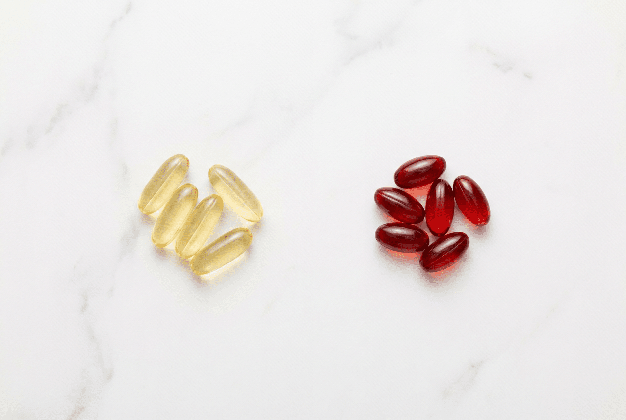 Visolie capsules naast rode krillolie capsules
