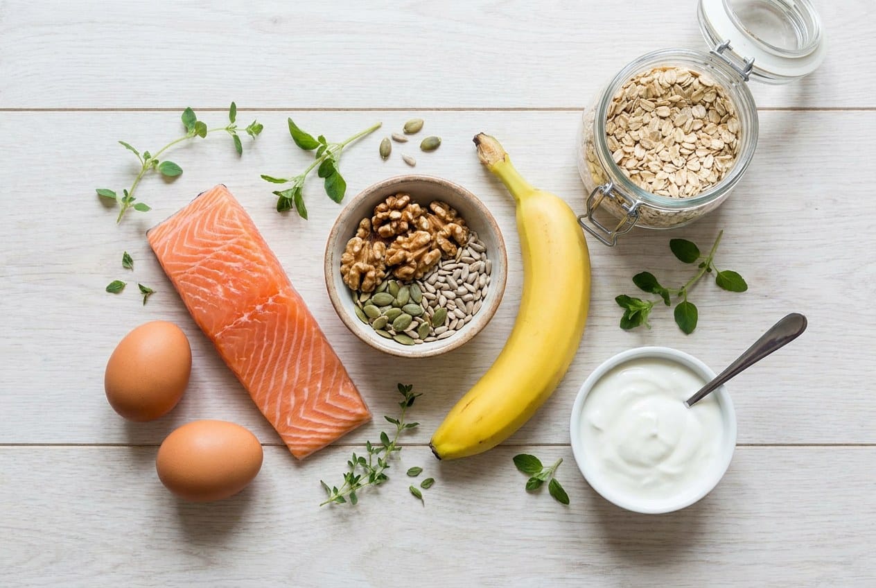 Voeding met vitamine D en B-vitamines: zalm, eieren, noten, zaden en banaan